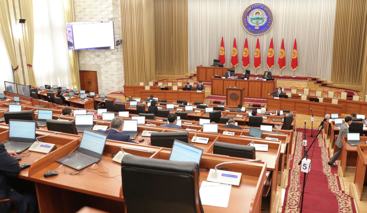 Депутатам парламента Кыргызстана пригрозили штрафами за прогулы
