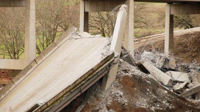 В Китае произошло обрушение части автомобильного моста