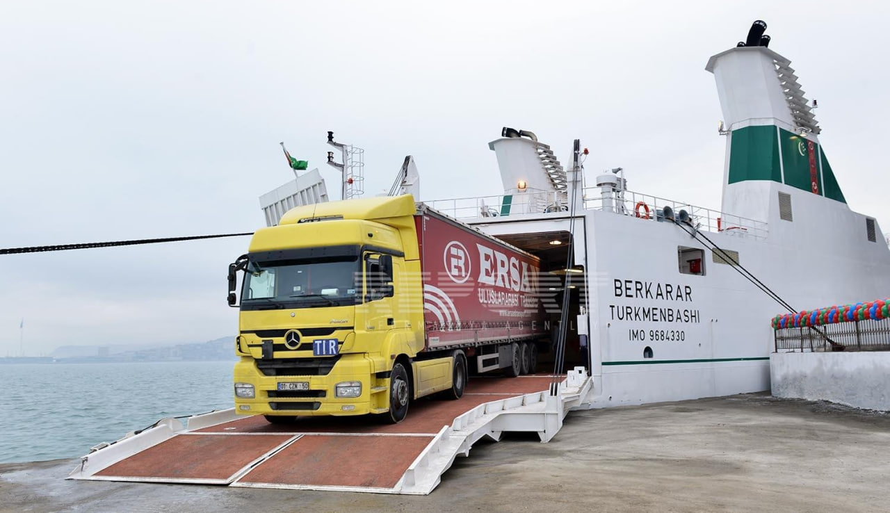 Сухопуты строят флот: узбеки пытаются выйти в Каспийское море