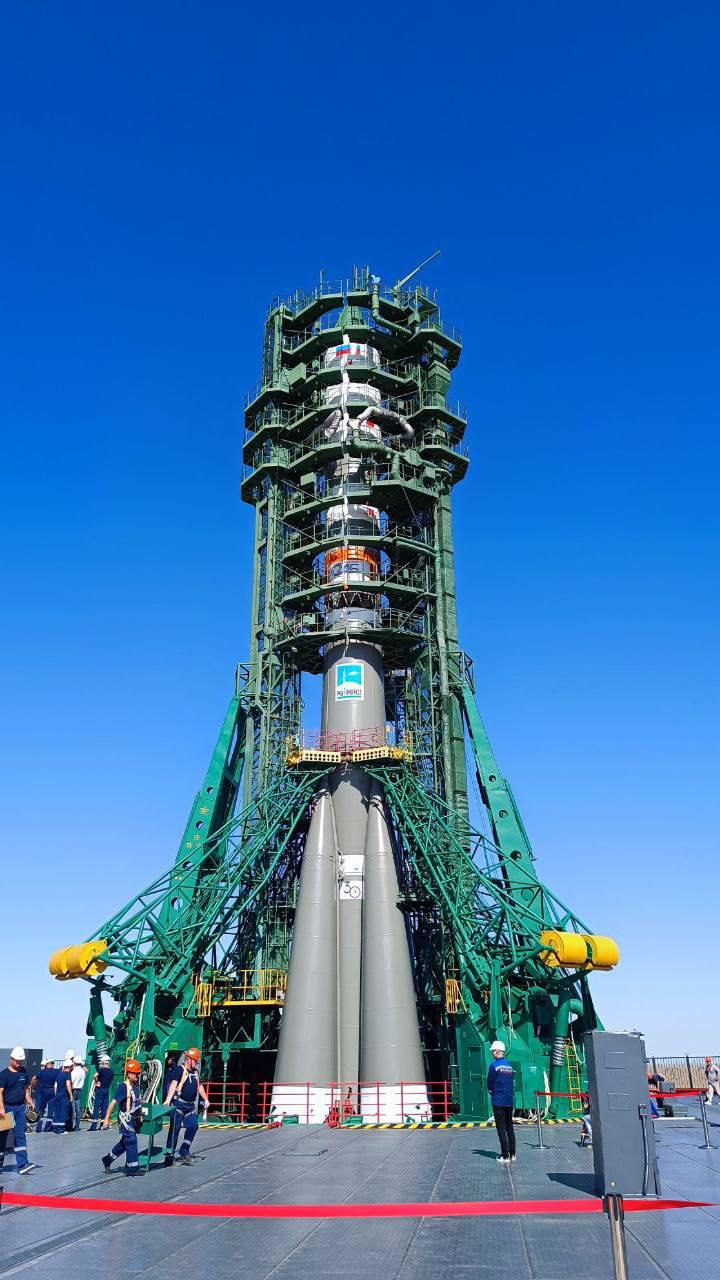 На стартовой площадке Байконура установили ракету с «Прогрессом МС-28»