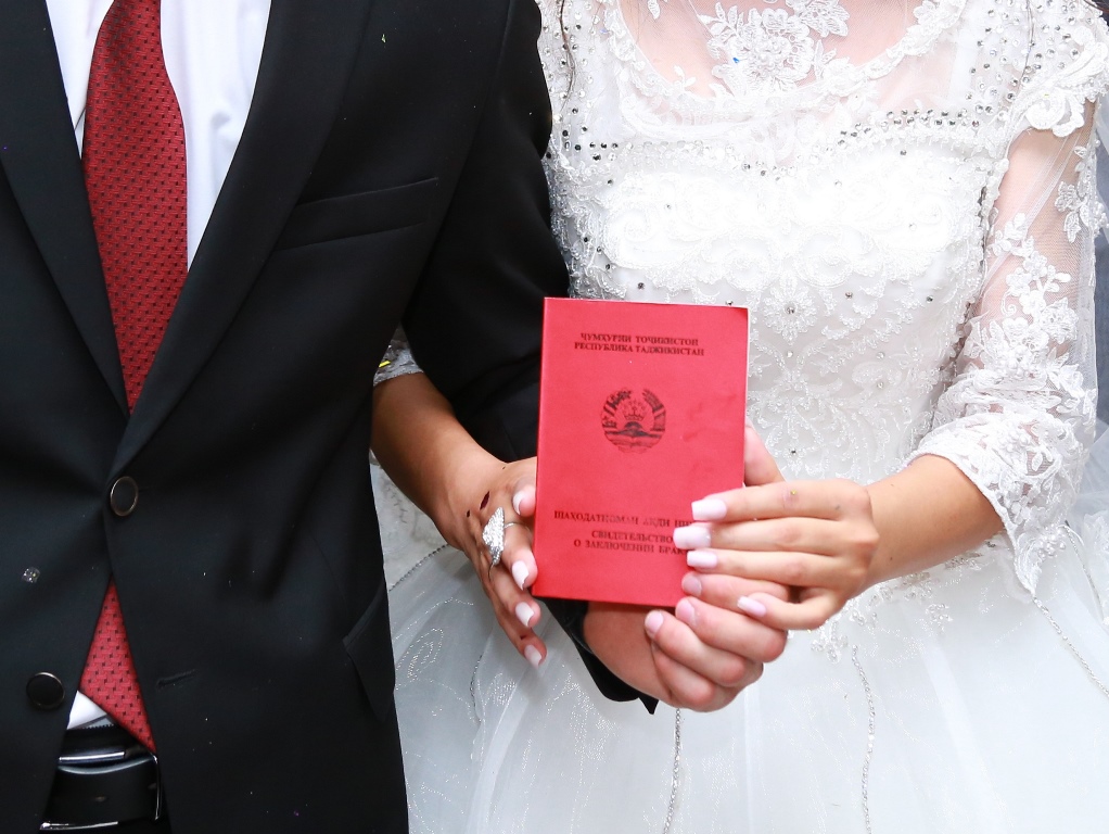 Таджикистан ужесточает наказание за многоженство и браки с несовершеннолетними