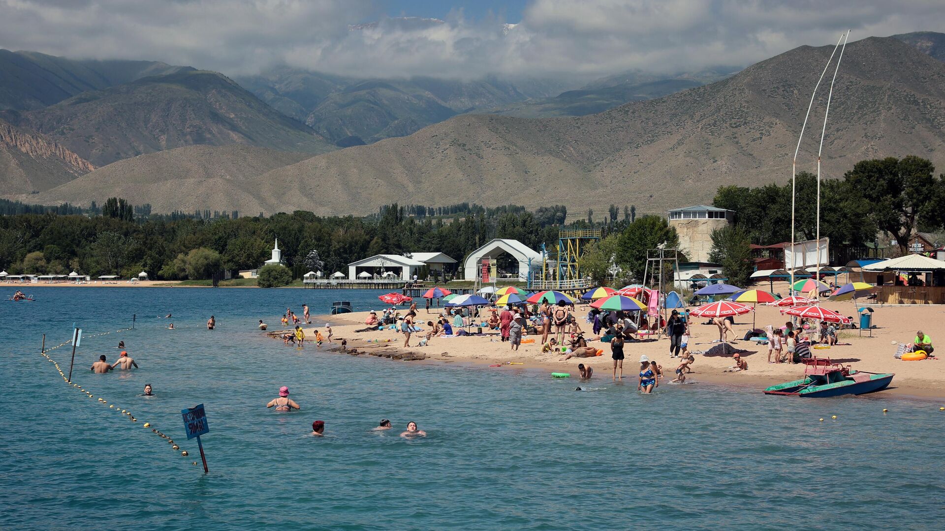 На побережье Иссык-Куля за счет России отдыхают более 300 детей из Кыргызстана