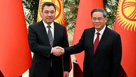 Президент Кыргызстана провел встречу с премьером Госсовета Китая