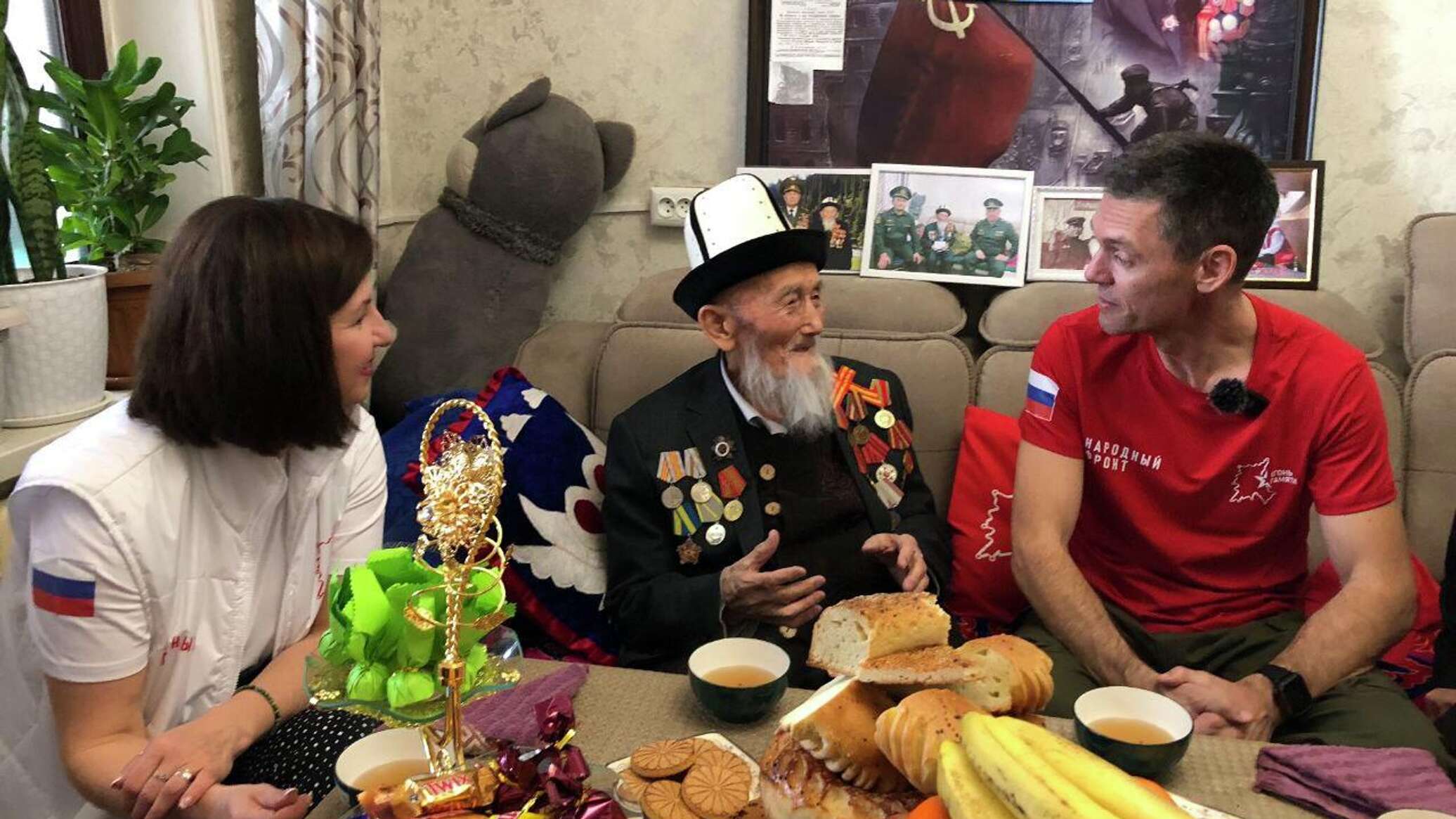 Последнего ветерана ВОВ в Оше посетили сотрудники Русского дома