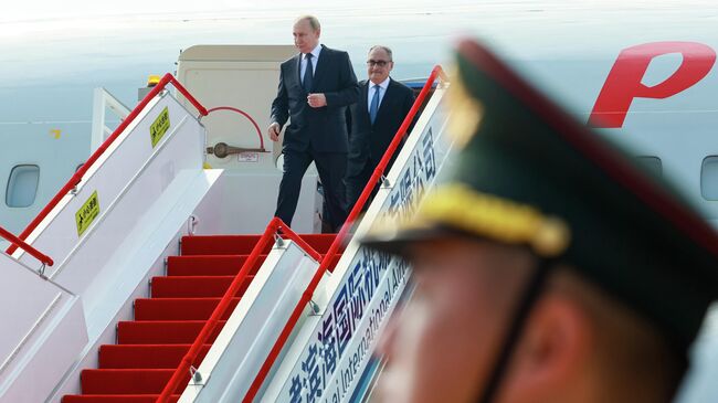 Путин прибыл в Китай с красной дорожкой и почётным караулом
