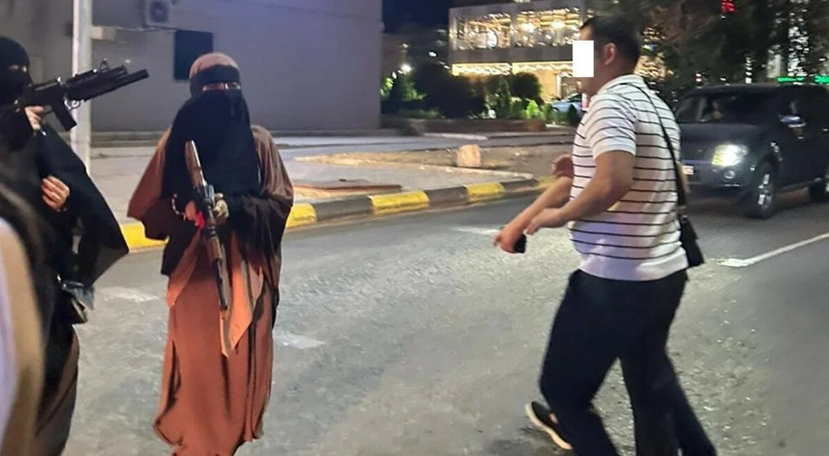 В Актау девушки-подростки разгуливали по улицам в никабах с игрушечными автоматами