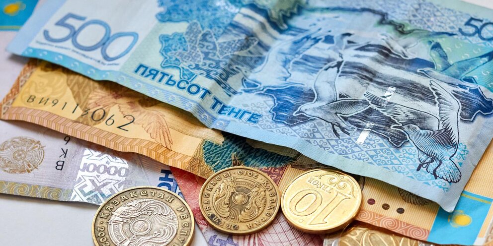 Из-за санкций казахстанские банки обрабатывают переводы из России по две-три недели
