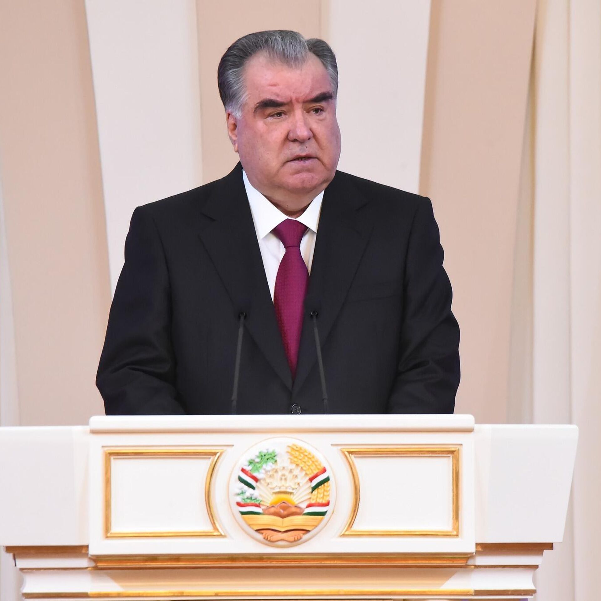 Рахмон призвал соотечественников не позорить честь нации