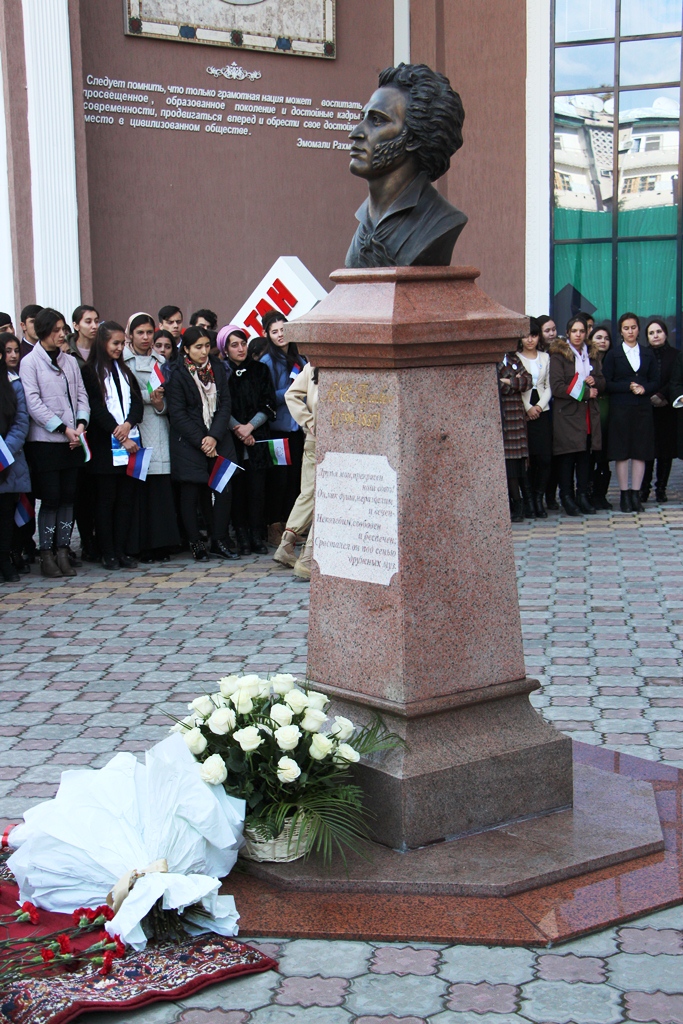 В столице Таджикистана возложили цветы к памятнику Пушкину