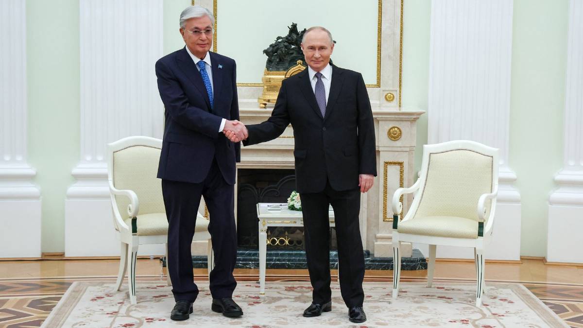 Визит Токаева в Москву: как встречают главу Казахстана и неформальная встреча с Путиным