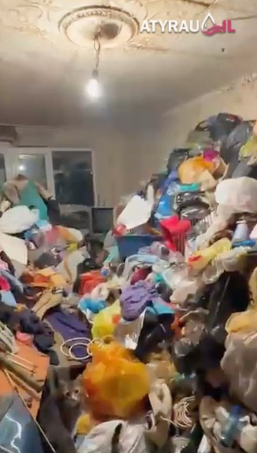 В Атырау обнаружена квартира, заполненная мусором, где проживали дети