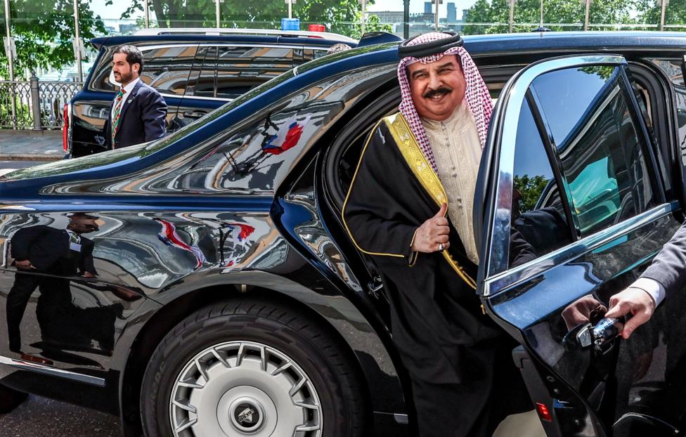 Король Бахрейна проехал по Манаме в Aurus — подарке Путина