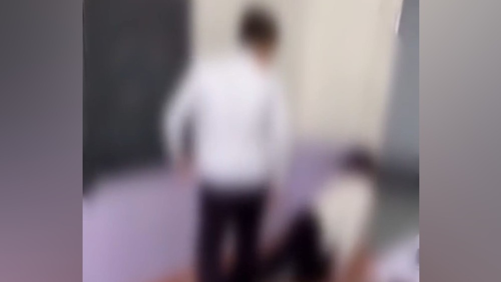 В школе Каракола семиклассник избил одноклассницу: проводится расследование