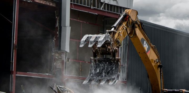 В Таджикистане двое мужчин погибли при сносе здания