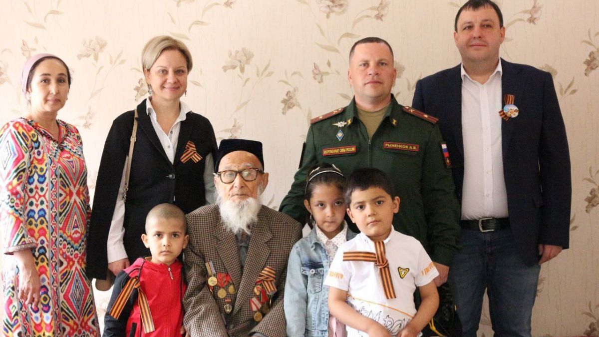 Военнослужащие 201-й российской базы посетили таджикских ветеранов