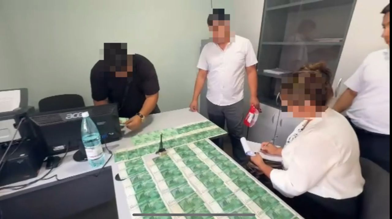 В Джалал-Абадской области Киргизии за коррупцию уволены директора пяти школ