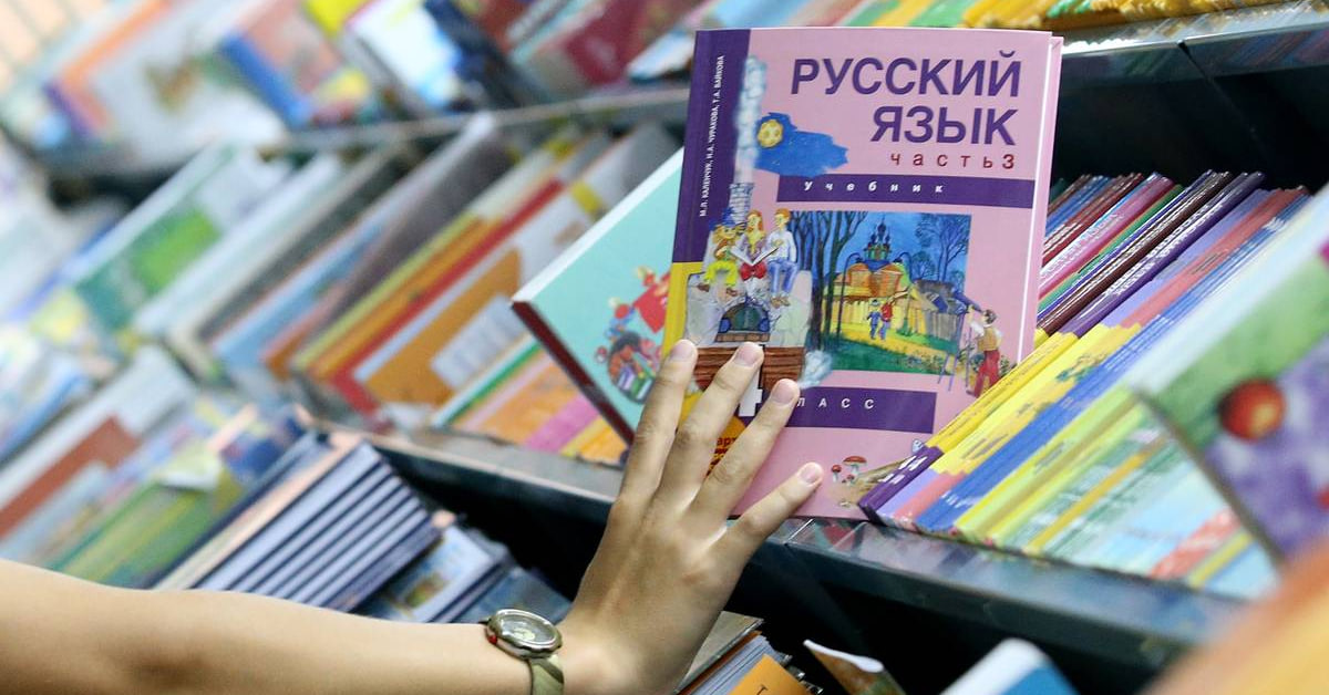 Школе в таджикском селе передали более 900 учебников по русскому языку